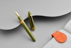 Esterbrook Estie Back To The Lands Penna Stilografica Quirky Leaf 7 Esterbrook Estie Back To The Lands Penna Stilografica Quirky Leaf -Stilo Stile Negozio esterbrook estie back to the lands penna stilografica quirky leaf 1