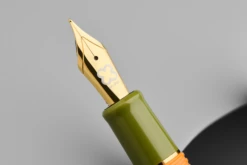 Esterbrook Estie Back To The Lands Penna Stilografica Quirky Leaf 9 Esterbrook Estie Back To The Lands Penna Stilografica Quirky Leaf -Stilo Stile Negozio esterbrook estie back to the lands penna stilografica quirky leaf 2