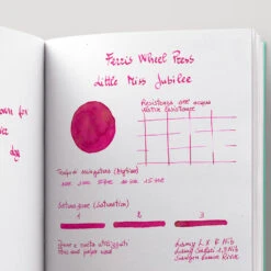 Ferris Wheel Press Honorary Edition 2024 | Little Miss Jubilee Inchiostro 38 Ml -Stilo Stile Negozio ferris wheel press honorary edition 2024 little miss jubilee inchiostro 38 ml 4