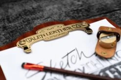 Galen Leather Clipboard Cartella A4 In Legno Di Mogano 6 Galen Leather Clipboard Cartella A4 In Legno Di Mogano -Stilo Stile Negozio galen leather clipboard cartella a4 in legno di mogano 2