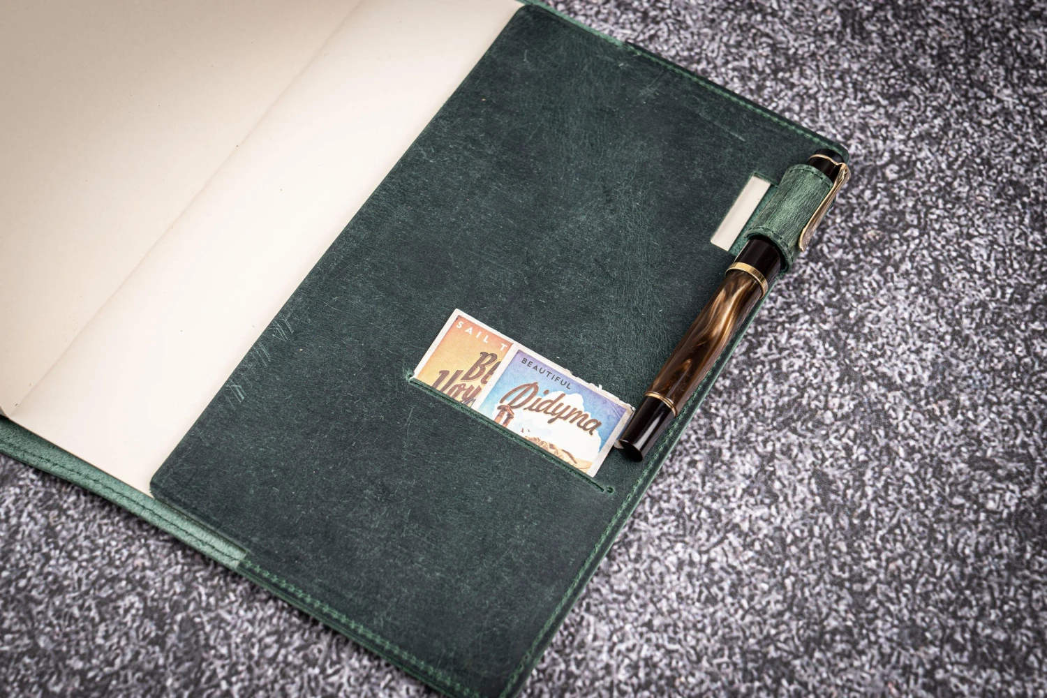 Galen Leather Cover A5 In Pelle Crazy Horse Forest Green 7 Galen Leather Cover A5 In Pelle Crazy Horse Forest Green - immagine 7