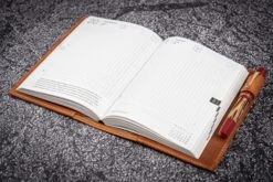 Galen Leather Cover A6 In Pelle Crazy Horse Brown 10 Galen Leather Cover A6 In Pelle Crazy Horse Brown -Stilo Stile Negozio galen leather cover a6 in pelle crazy horse brown 4