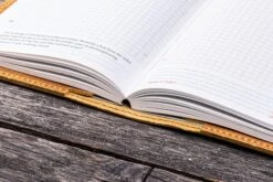 Galen Leather Cover A6 In Pelle Crazy Horse Honey Ochre -Stilo Stile Negozio galen leather cover a6 in pelle crazy horse honey ochre 4