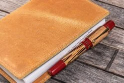 Galen Leather Cover A6 In Pelle Crazy Horse Honey Ochre -Stilo Stile Negozio galen leather cover a6 in pelle crazy horse honey ochre 5