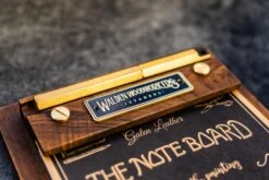 Galen Leather The Note Board Cartella Portablocco In Legno Di Noce 6 Galen Leather The Note Board Cartella Portablocco In Legno Di Noce -Stilo Stile Negozio galen leather the note board cartella portablocco in legno di noce 2