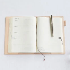 Hobonichi Cover In Pelle (Natural) Per Agenda 5 Anni A5 11 Hobonichi Cover In Pelle (Natural) Per Agenda 5 Anni A5 -Stilo Stile Negozio hobonichi cover in pelle natural per agenda 5 anni a5 2