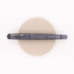 Leonardo Momento Zero Grande Pura Penna Stilografica Grigio Antracite & Rutenio -Stilo Stile Negozio leonardo momento zero grande pura penna stilografica grigio antracite rutenio 2