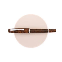 Noodler's Konrad Penna Stilografica Chestnut Ebanite 8 Noodler's Konrad Penna Stilografica Chestnut Ebanite -Stilo Stile Negozio noodler s konrad penna stilografica chestnut ebanite 2