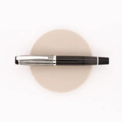 Opus 88 Premium Opera Penna Stilografica Grey Dot 9 Opus 88 Premium Opera Penna Stilografica Grey Dot -Stilo Stile Negozio opus 88 premium opera penna stilografica grey dot 2