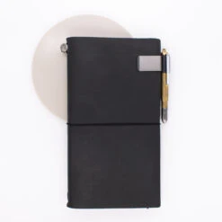 Traveler's Notebook Refill 016 Portapenne Per Regular E Passport Size Nero -Stilo Stile Negozio traveler s notebook refill 016 portapenne per regular e passport size nero 2